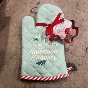 Hallmark Channel Oven Mitt with Cookie Cutter NWT Holiday Baking